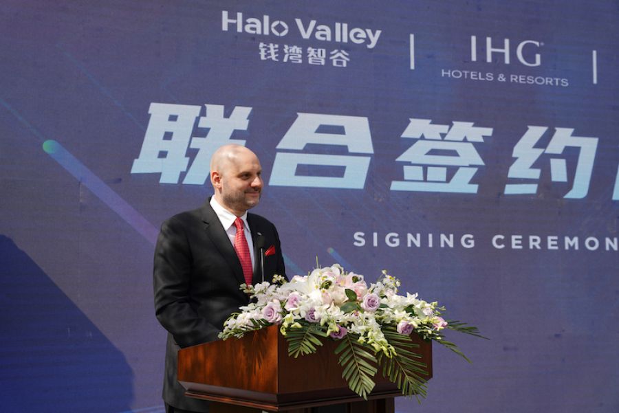 洲際華東區(qū)運(yùn)營副總裁Benjamin Zahn發(fā)言介紹洲際酒店及holiday inn情況.JPG