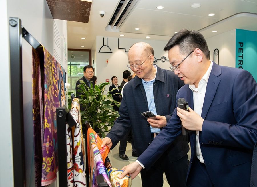 1619746130380402cmxa.jpg 化學(xué)等展區(qū)交流參觀場景 - 副本(1).jpg