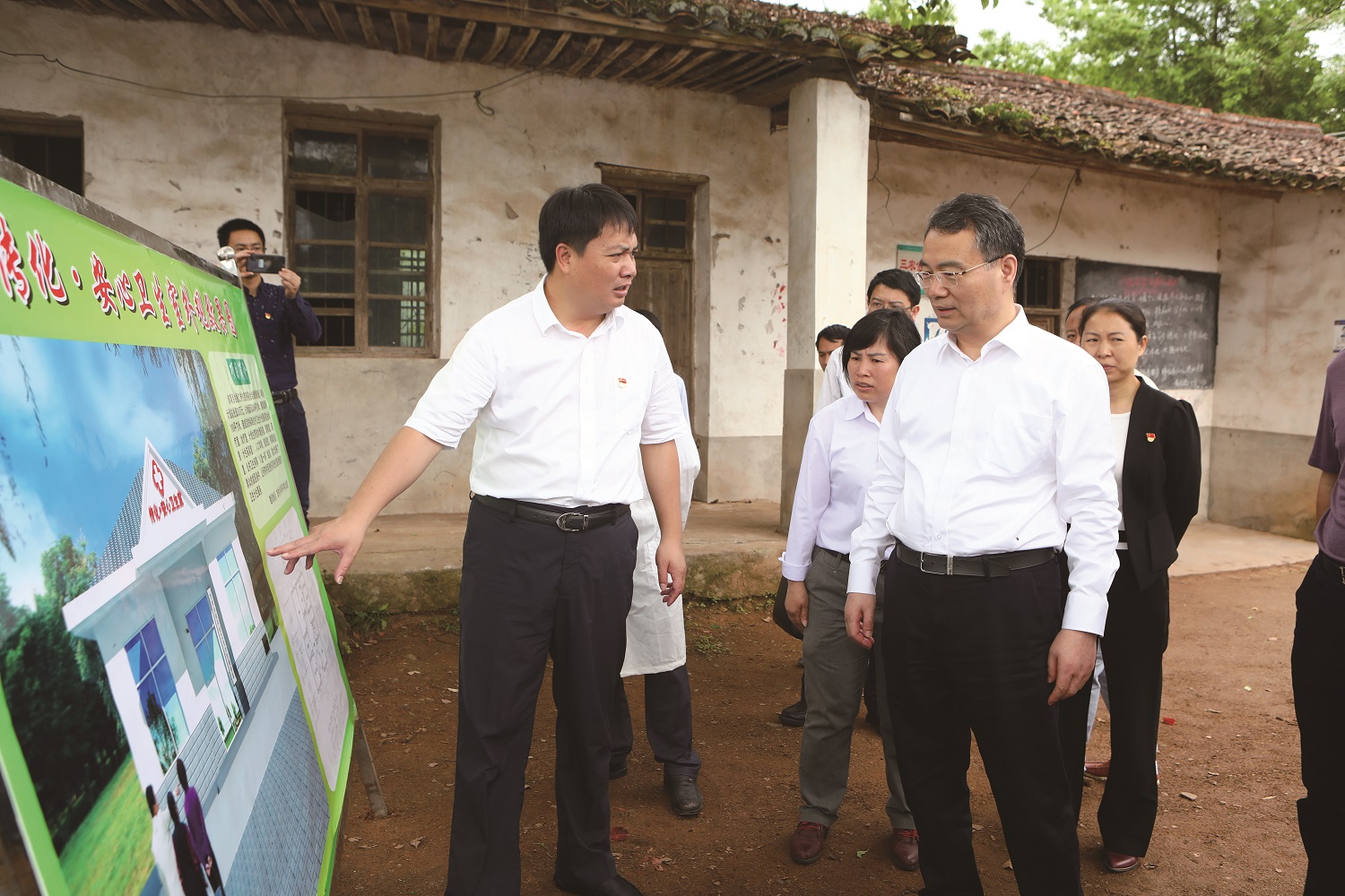 脫貧攻堅(jiān)，董事長(zhǎng)進(jìn)村入戶了解需求.jpg